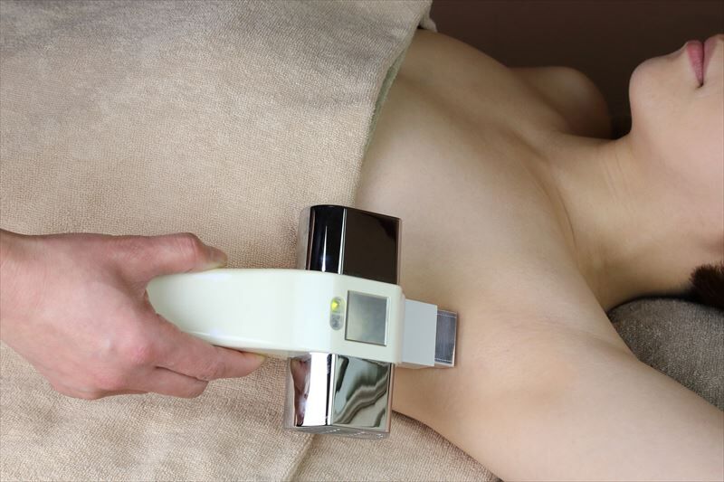 脇の施術を行うスタッフ